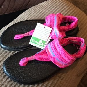 Super cute pink and teal Sanuk sandals! Youth 4/5